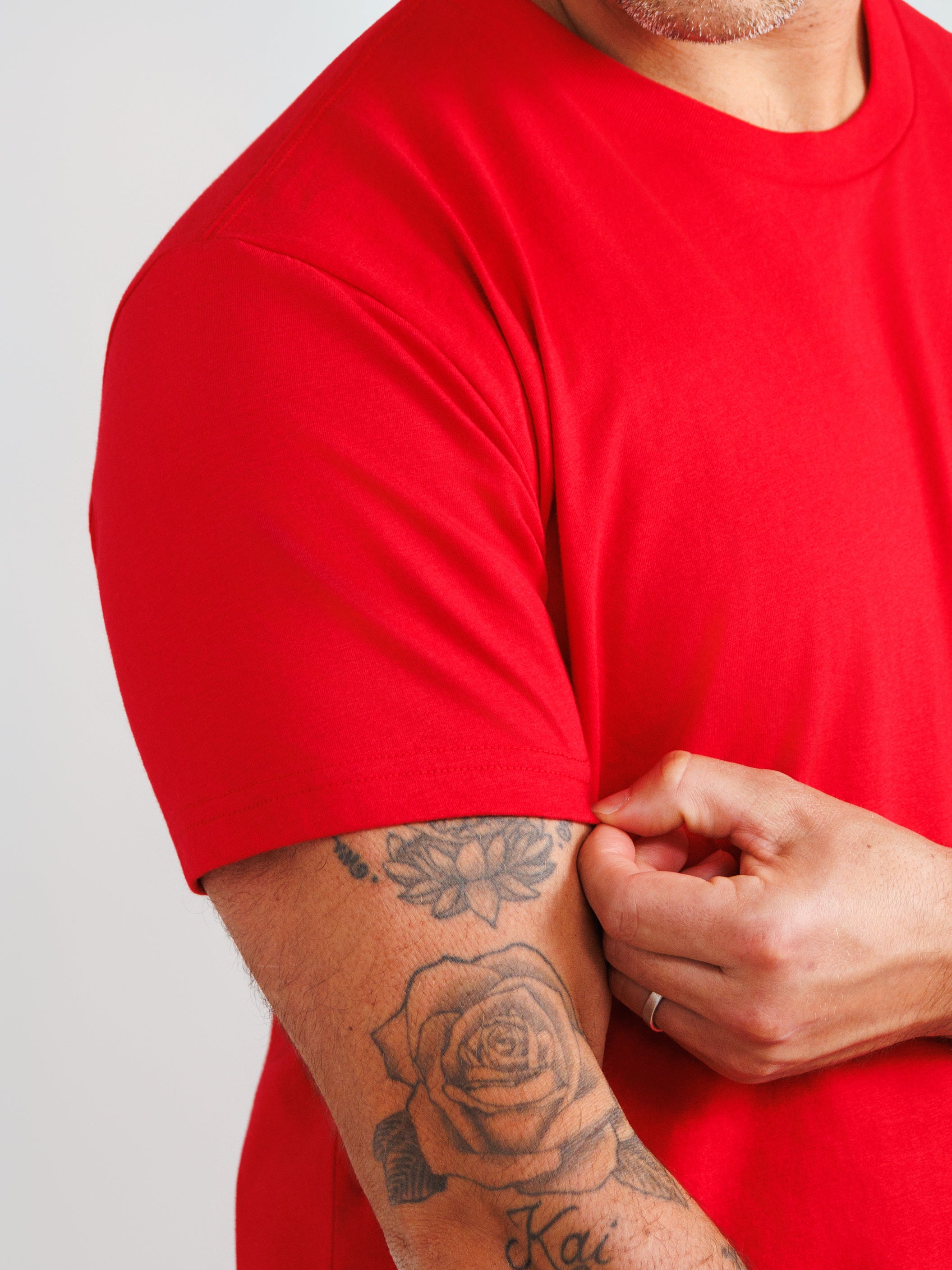 Roter Rundhalsausschnitt