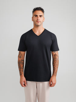 Schwarzes V-Ausschnitt-T-Shirt