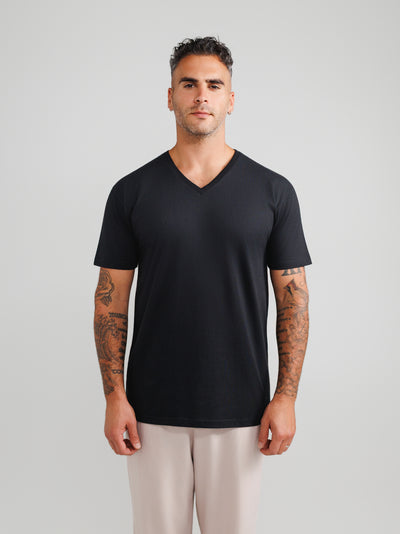 Schwarzes V-Ausschnitt-T-Shirt