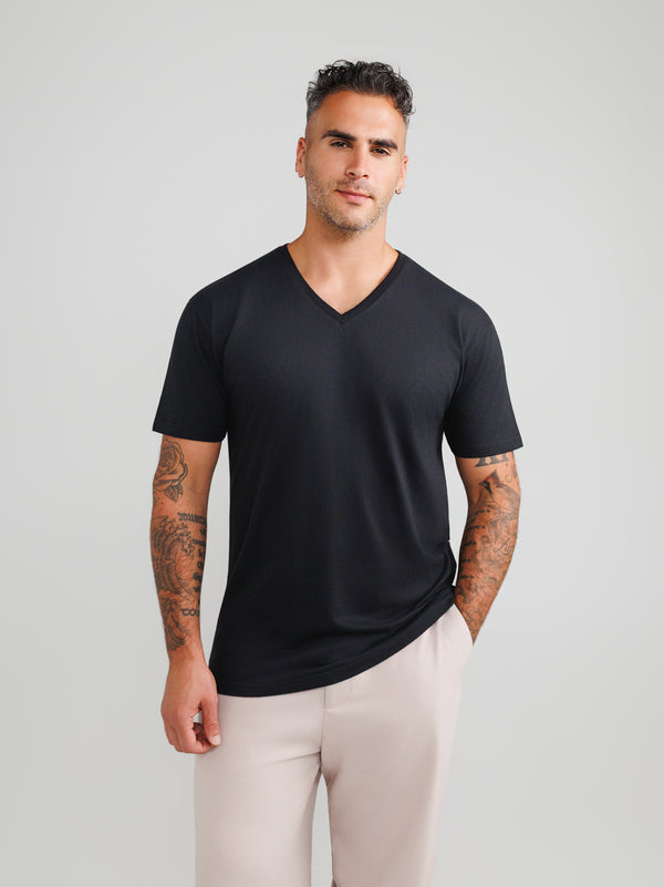 Schwarzes V-Ausschnitt-T-Shirt